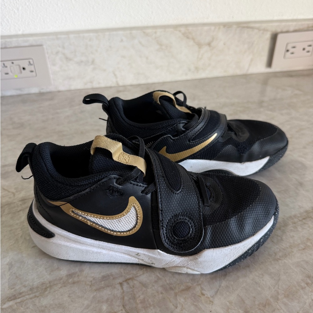 Nike Kids Team Hustle D 11, size 2.5